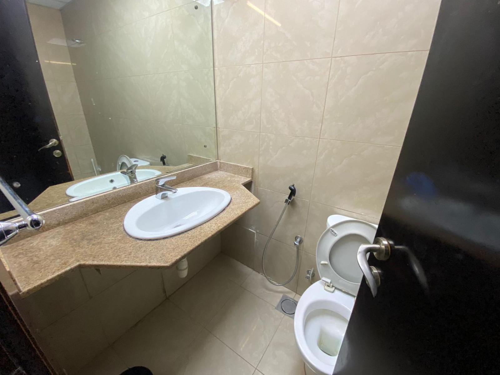 Budget Rooms With Private Bathroom For 'Girls' Only In Dubai, Marina Eksteriør billede