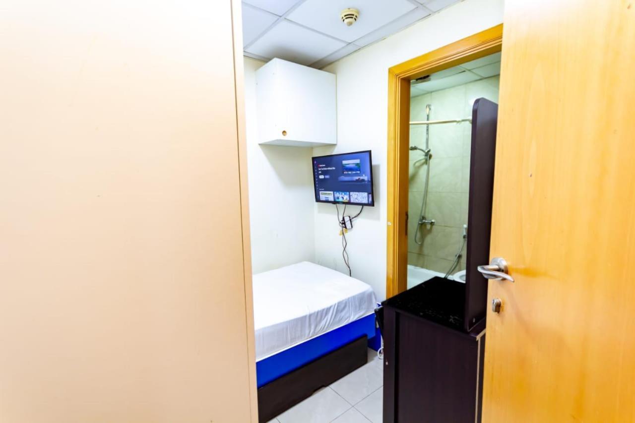 Budget Rooms With Private Bathroom For 'Girls' Only In Dubai, Marina Eksteriør billede